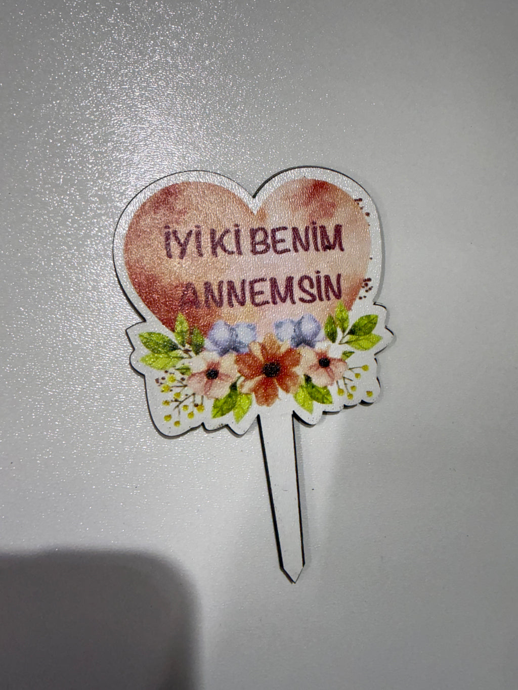🌸 10’lu Paket: Ahşap Kalp "İyi Ki Benim Annemsin" Pasta Topper Seti
