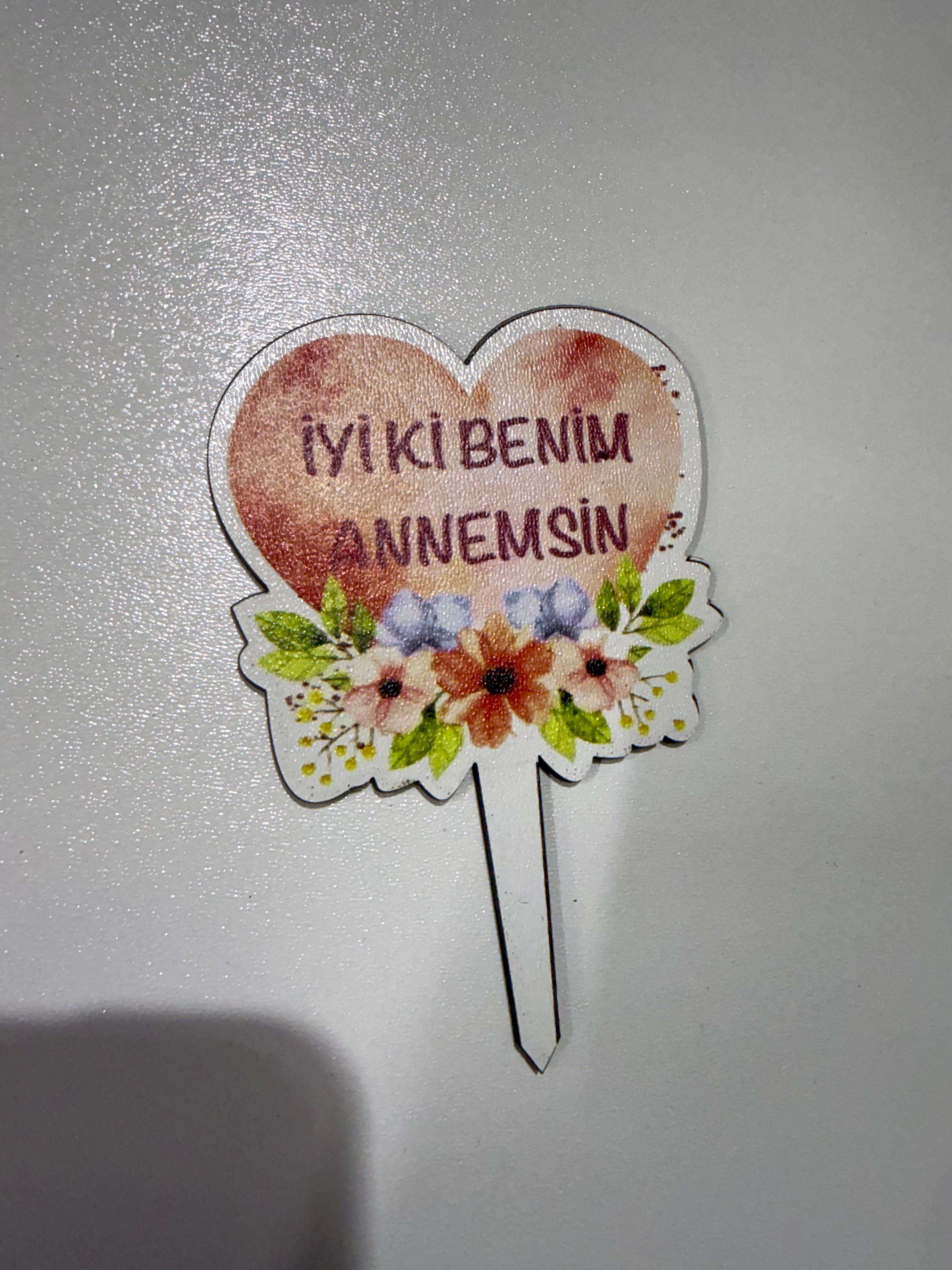 🌸 10’lu Paket: Ahşap Kalp "İyi Ki Benim Annemsin" Pasta Topper Seti