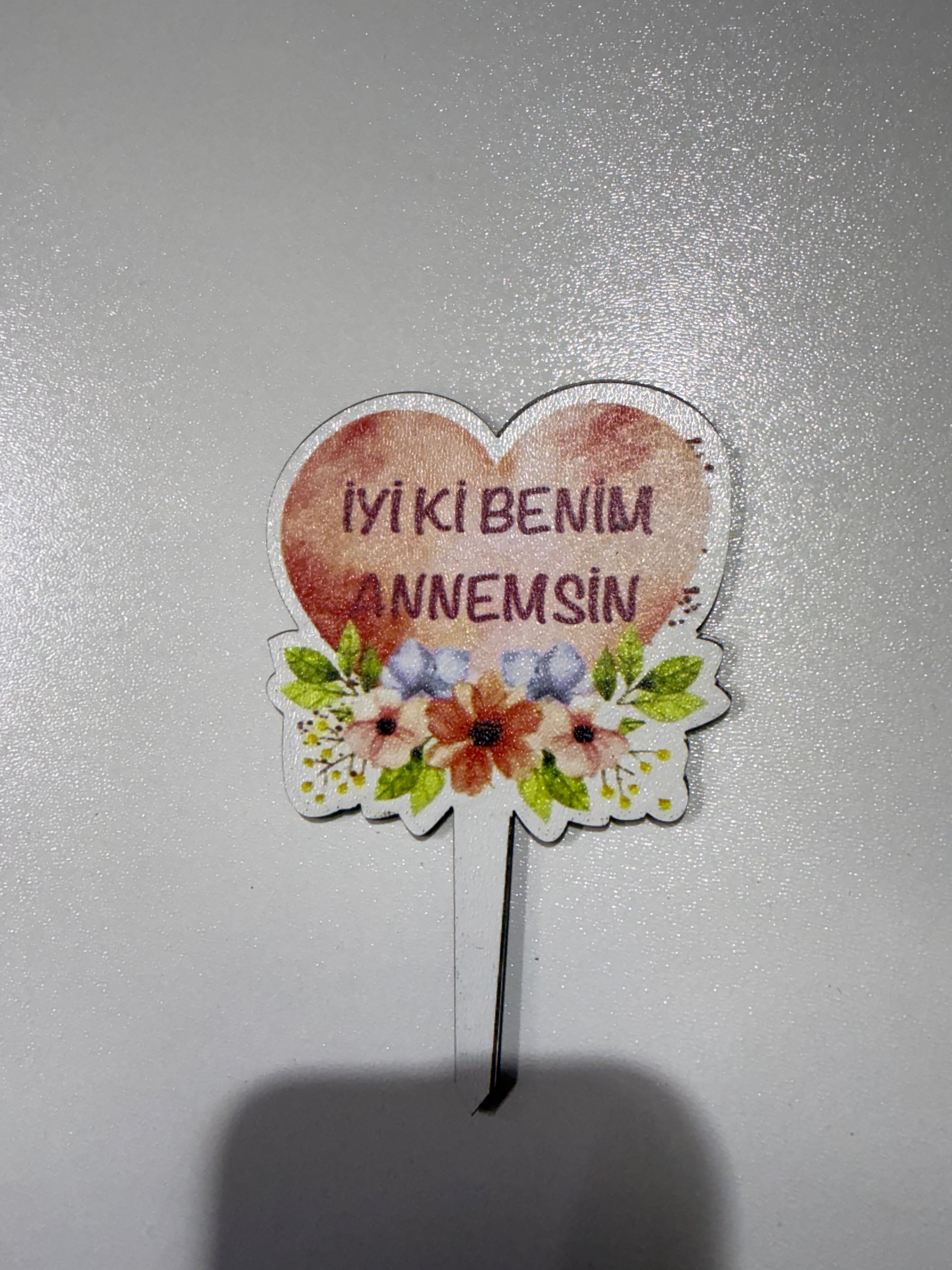 🌸 10’lu Paket: Ahşap Kalp "İyi Ki Benim Annemsin" Pasta Topper Seti