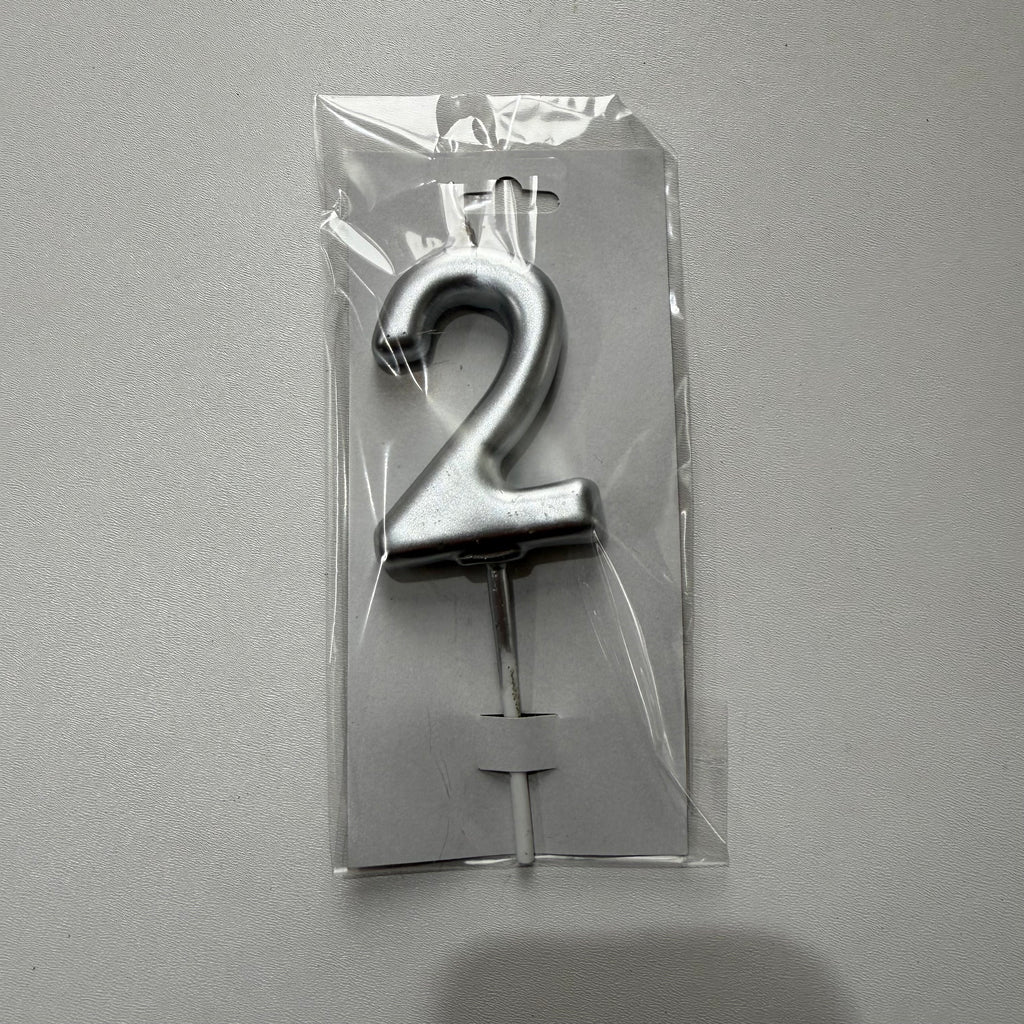 20’li (2) Rakamı Gümüş (Silver) Mum Serisi – "İkinci Yaşın Heyecanına Parlak Bir İmza