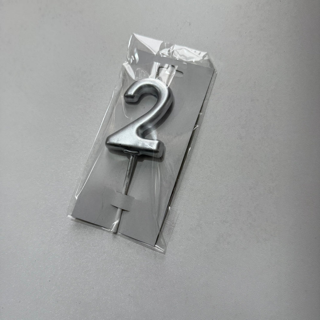 20’li (2) Rakamı Gümüş (Silver) Mum Serisi – "İkinci Yaşın Heyecanına Parlak Bir İmza