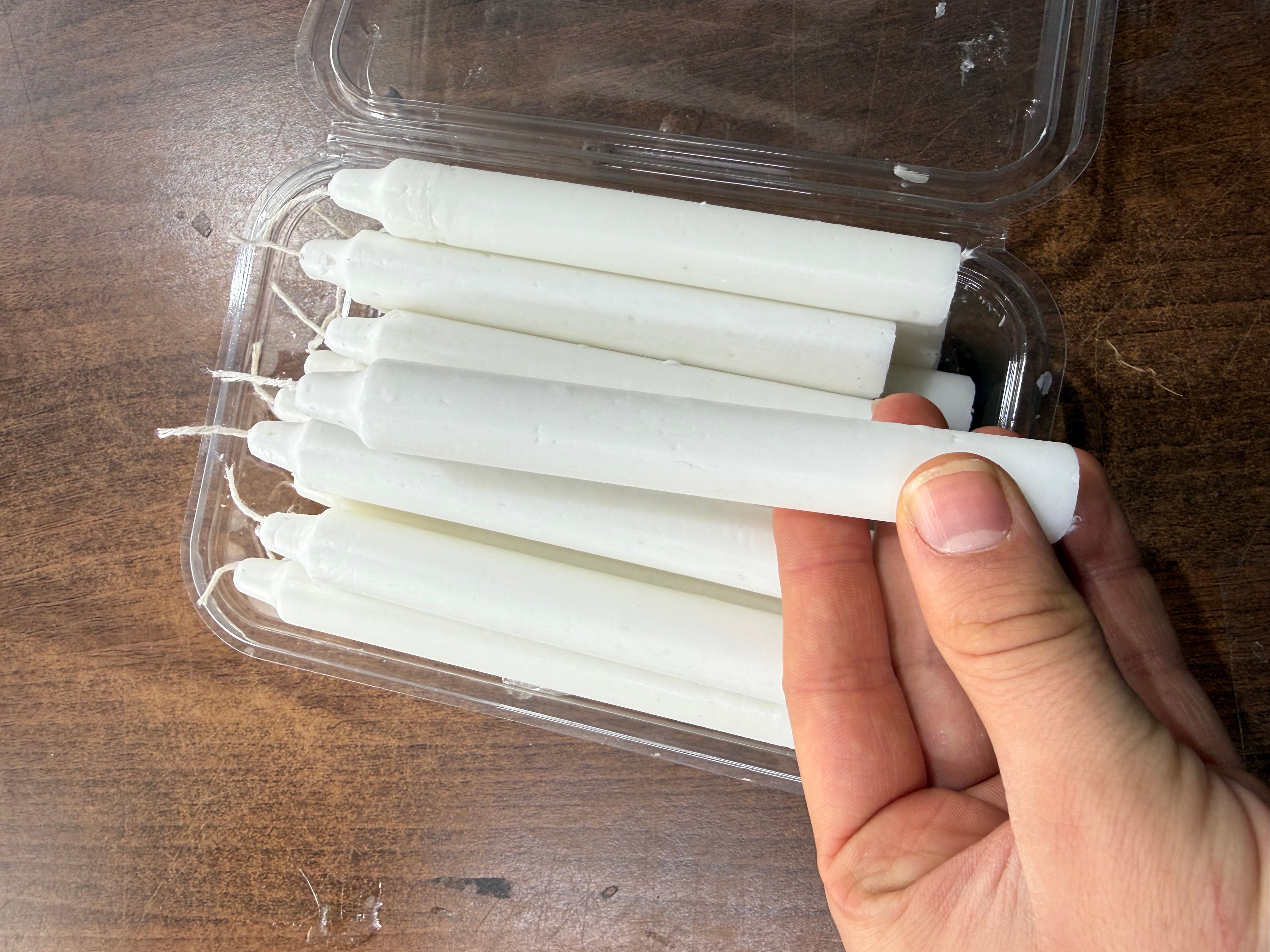 20’li Paket Saf Beyaz Klasik Mum Serisi – "Geleneksel Bakkal Mumu ile Meditasyon ve Ayinlerin Saf Işığı"