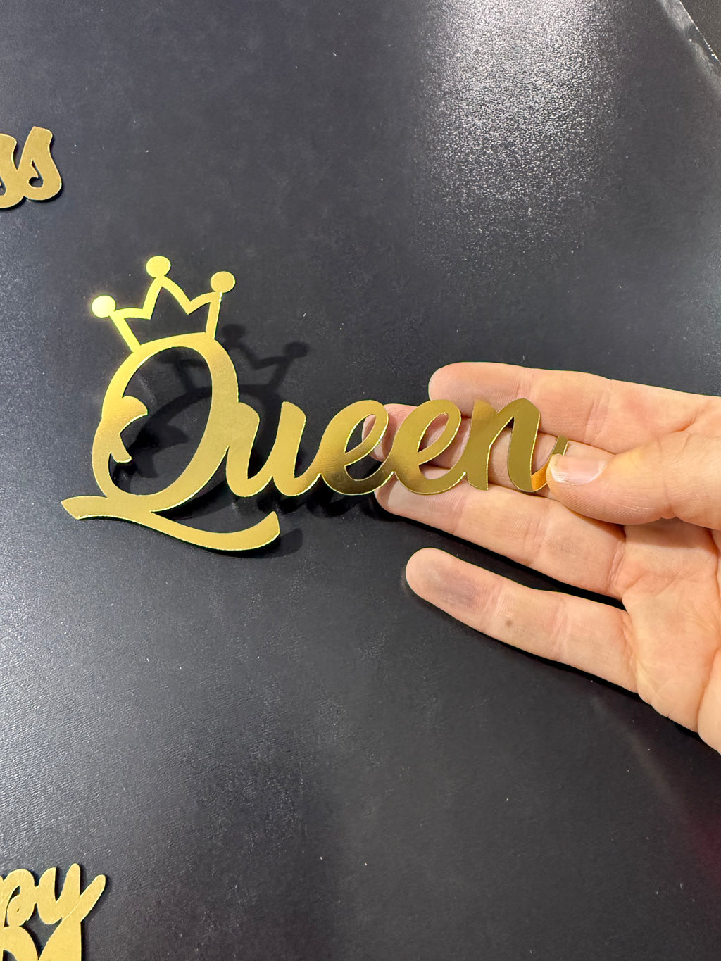 20'li Adet Gold Aynalı Pleksi Queen Pasta Yazısı - Taçlı Kraliçe Pasta Dekoru (Tanesi 20 TL)
