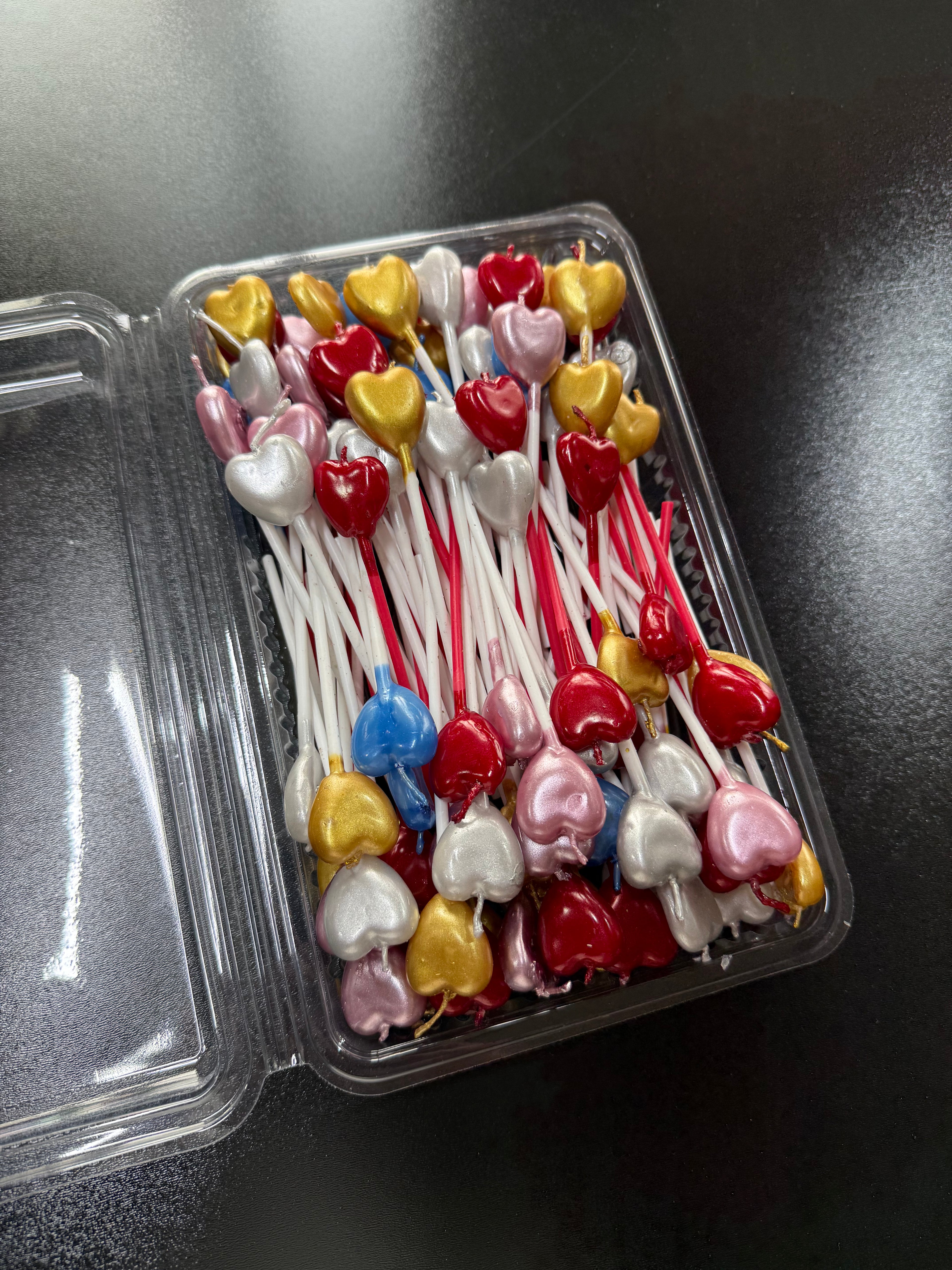100’lü Paket: Karışık Metalik Kalpli Pasta Mumu Seti – "Kutlamalarınıza Rengarenk ve Işıltılı bir Sevgi Dokunuşu
