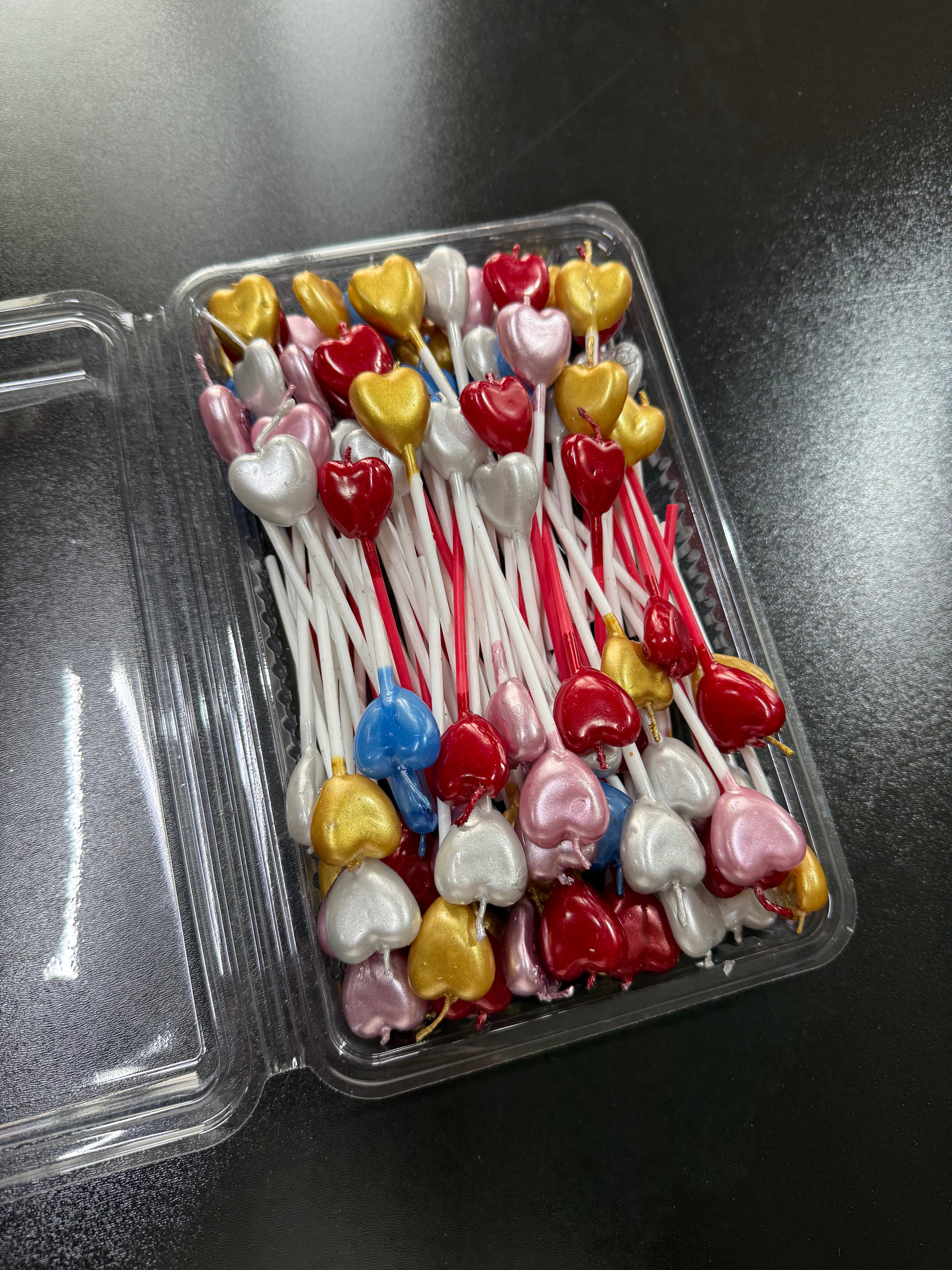 100’lü Paket: Karışık Metalik Kalpli Pasta Mumu Seti – "Kutlamalarınıza Rengarenk ve Işıltılı bir Sevgi Dokunuşu