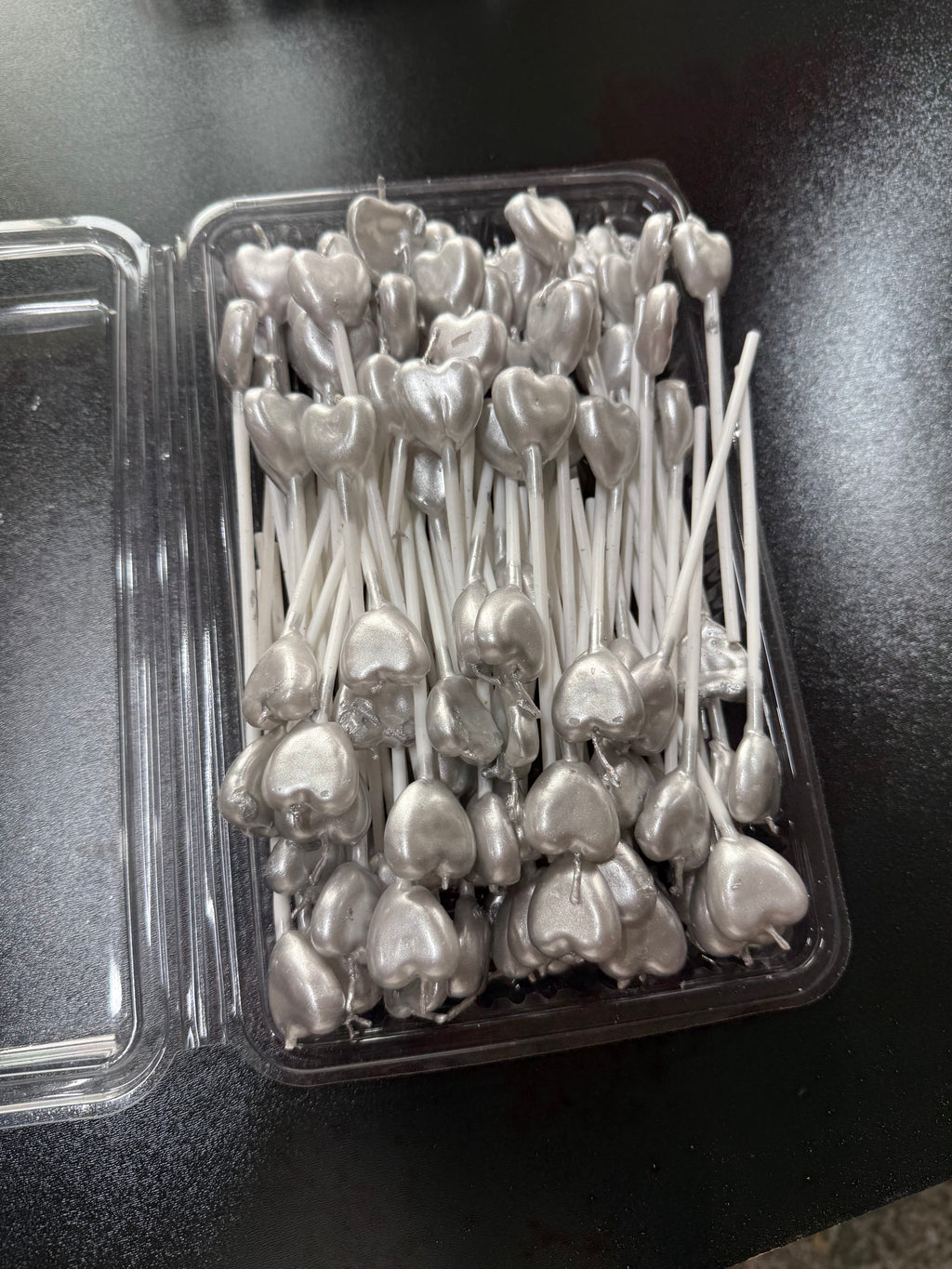 100’lü Paket: İnci Beyazı Kalpli Pasta Mumu Seti – "Kutlamalarınıza Saf ve Zarif Bir Işıltı Katın