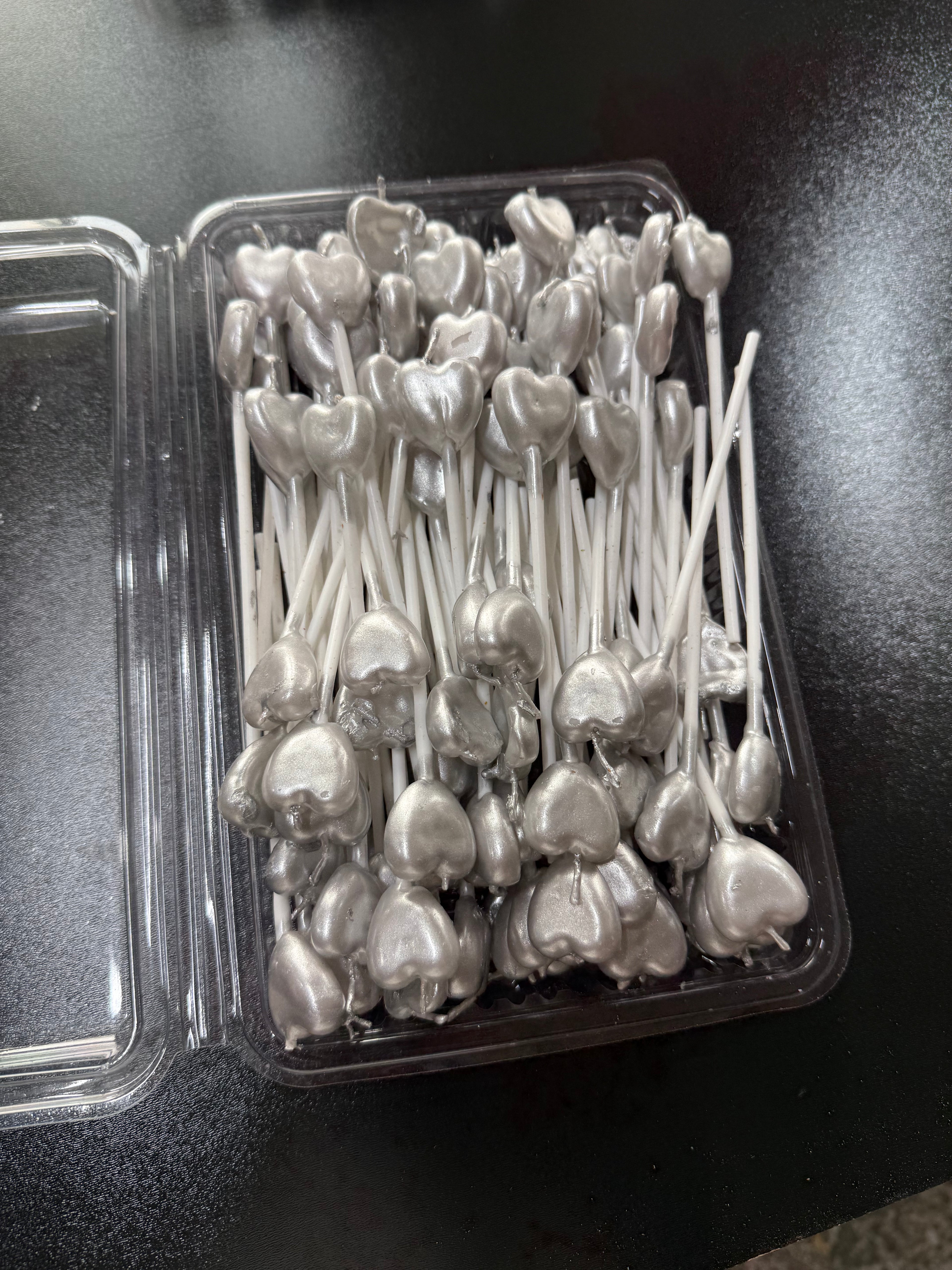 100’lü Paket: İnci Beyazı Kalpli Pasta Mumu Seti – "Kutlamalarınıza Saf ve Zarif Bir Işıltı Katın