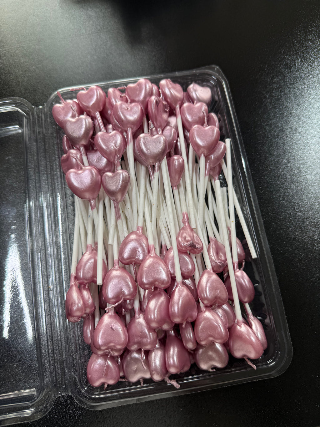 100’lü Paket: Metalik Rose Gold Kalpli Pasta Mumu Seti – "Kutlamalarınıza Modern ve Romantik bir Işıltı Katın"