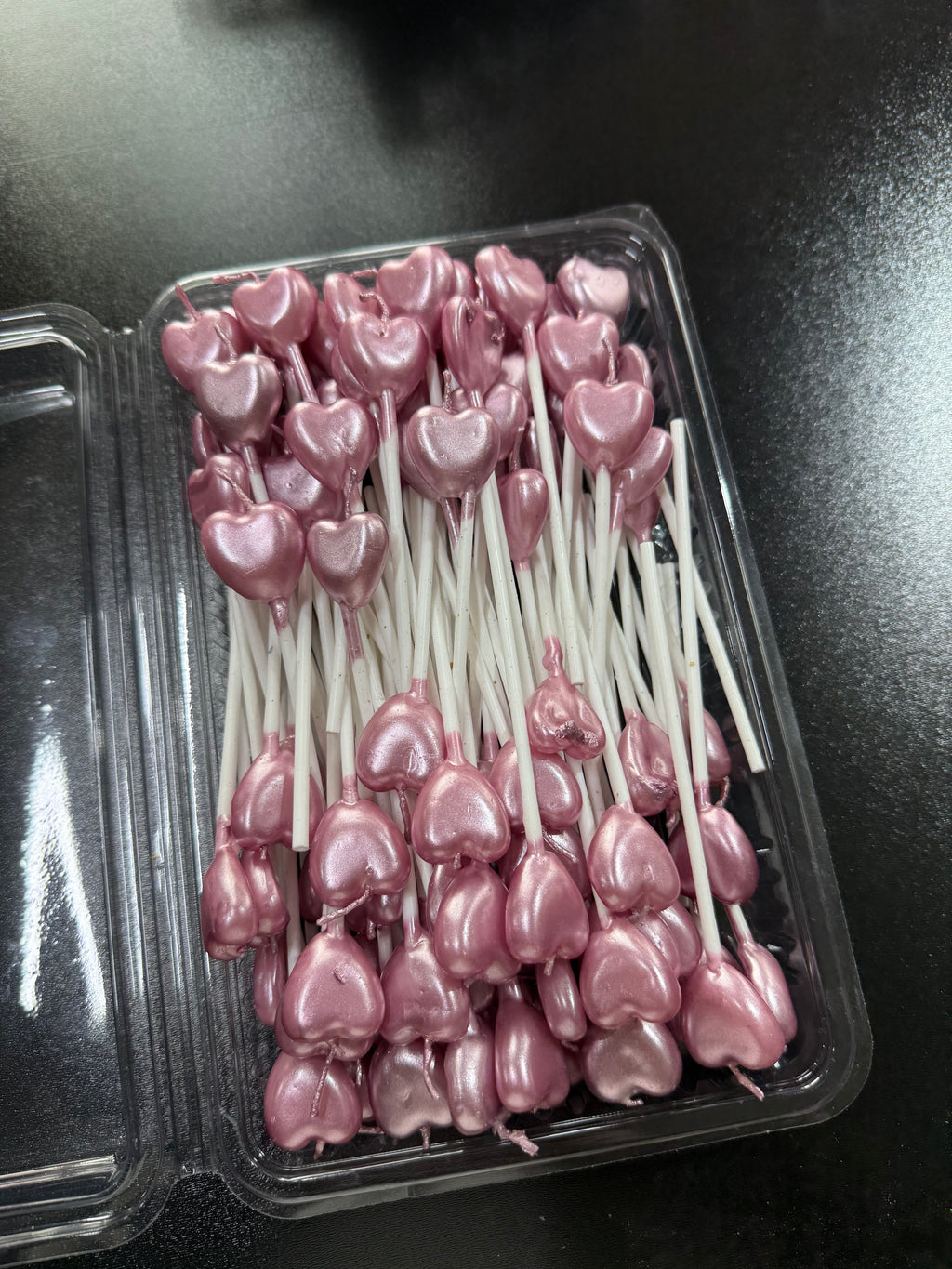 100’lü Paket: Metalik Rose Gold Kalpli Pasta Mumu Seti – "Kutlamalarınıza Modern ve Romantik bir Işıltı Katın"