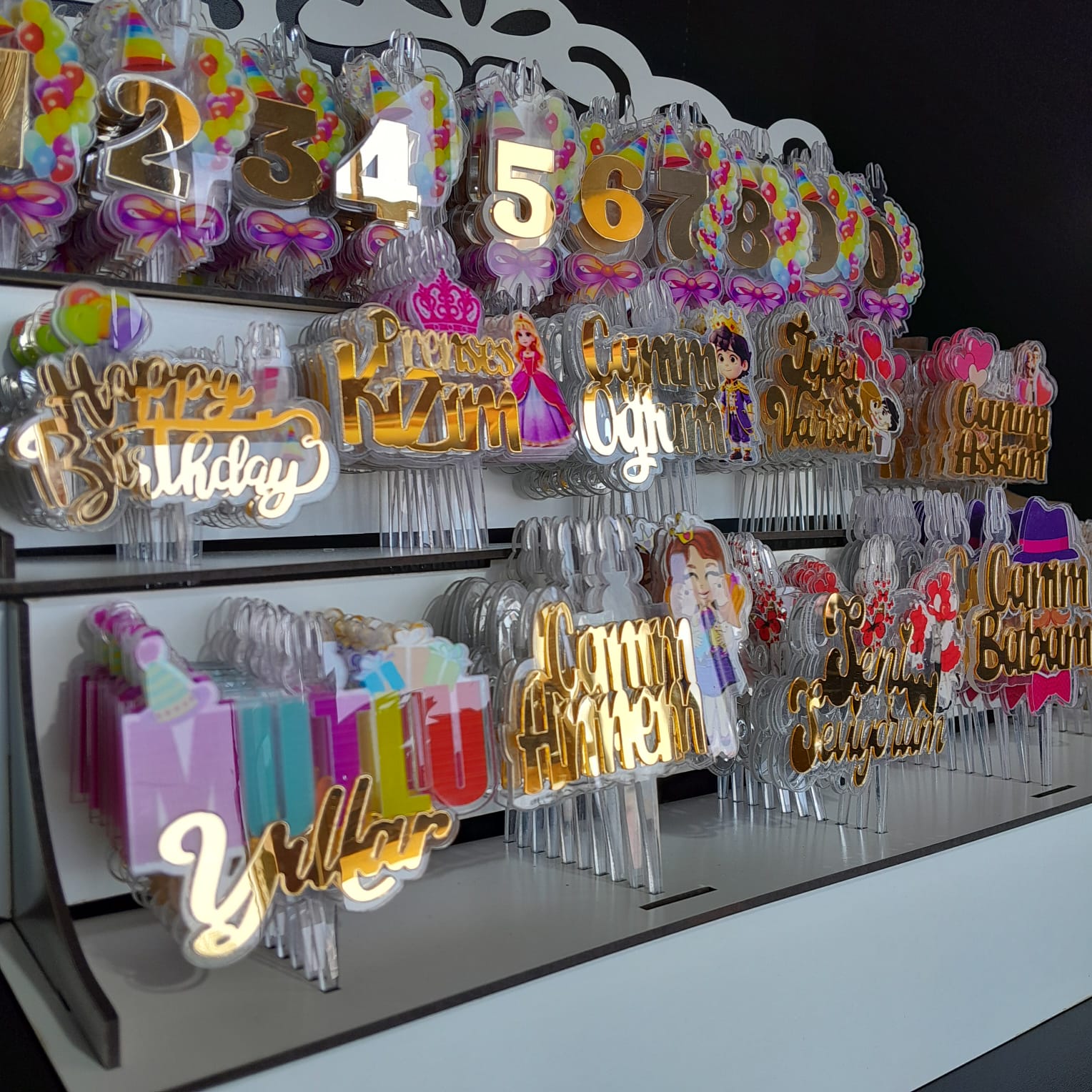 200 Adet Şeffaf Mumlu Pleksi Pasta Süsleri – Rakam ve Yazı Karışık Standlı Set