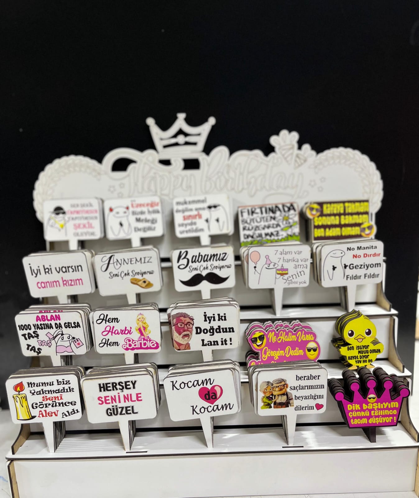 200 Adet Standlı Renkli Baskılı MDF Pasta Süsü Seti – Karakter & Motto Koleksiyonu