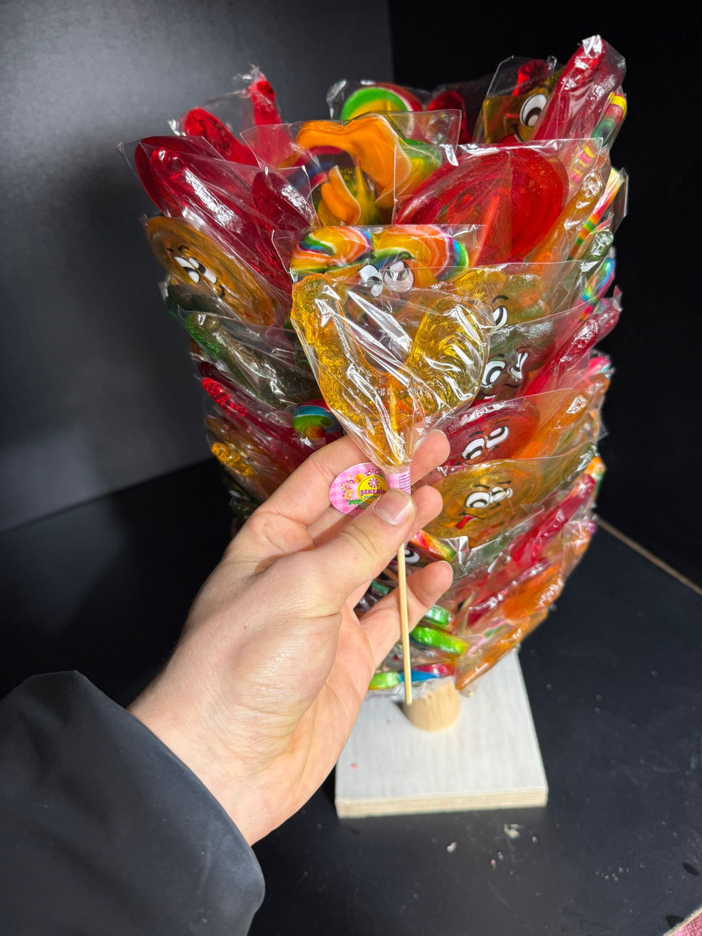 100’lü Paket Karışık Figürlü Lolipop Şeker ve Stand Seti – Tanesi 10 tl
