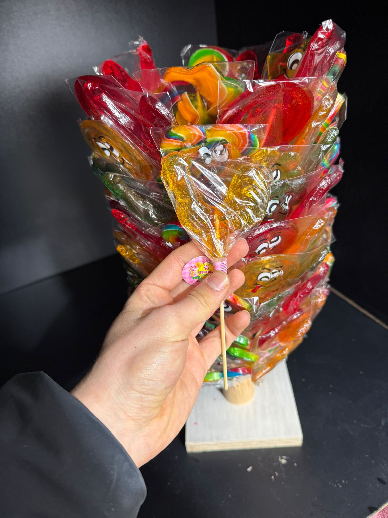 100’lü Paket Karışık Figürlü Lolipop Şeker ve Stand Seti – Tanesi 10 tl
