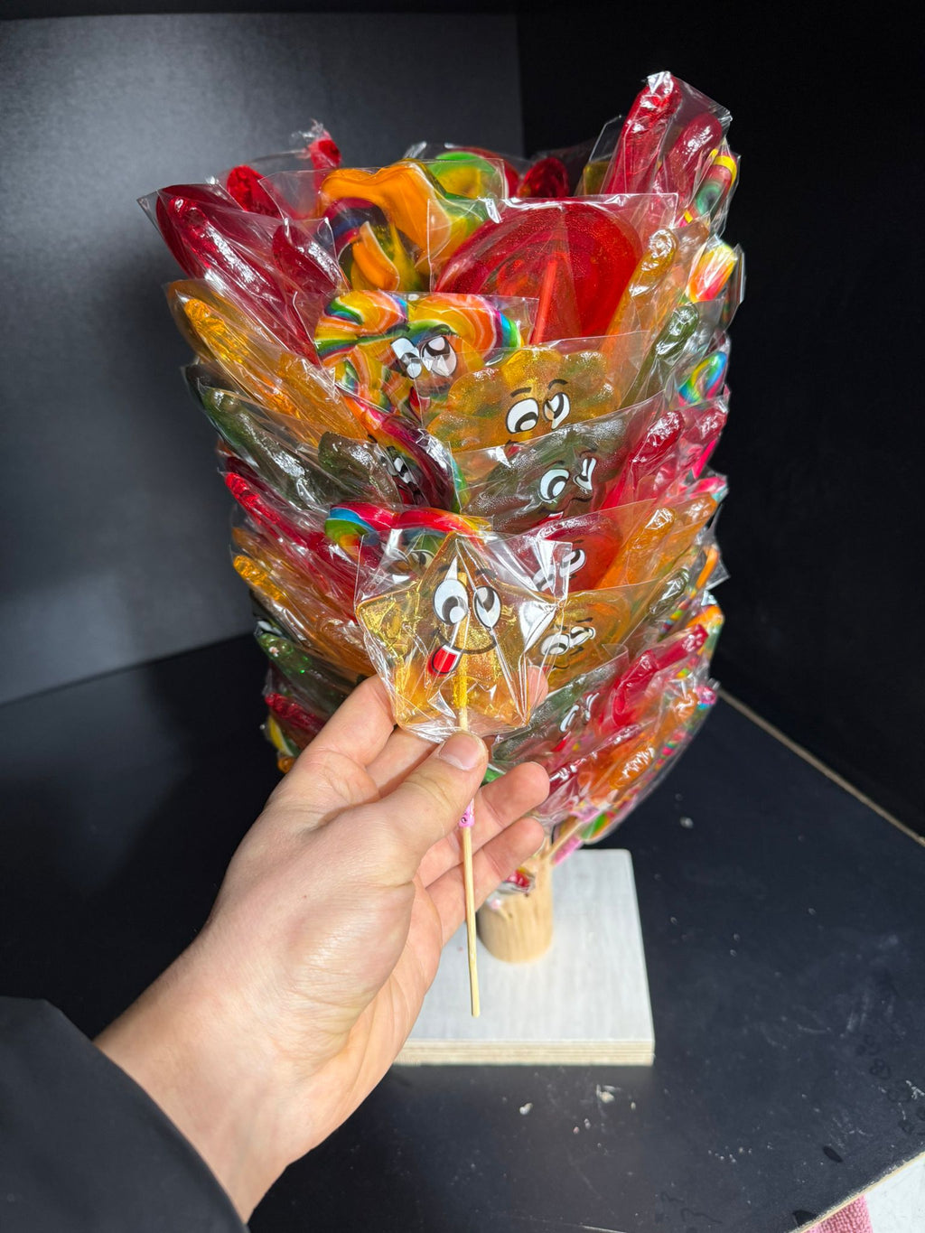 100’lü Paket Karışık Figürlü Lolipop Şeker ve Stand Seti – Tanesi 10 tl