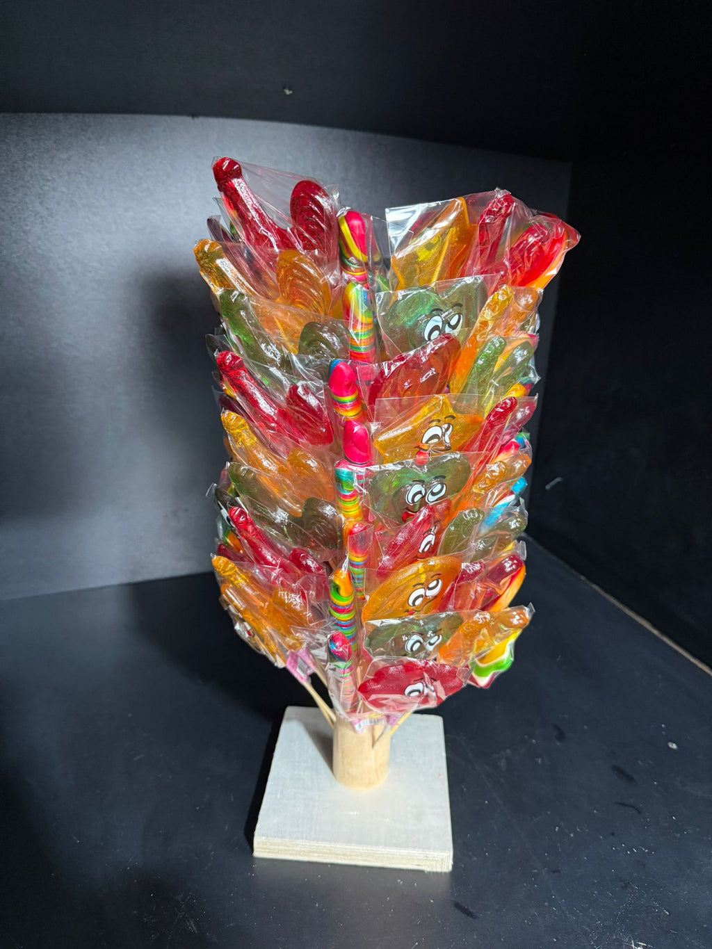 100’lü Paket Karışık Figürlü Lolipop Şeker ve Stand Seti – Tanesi 10 tl