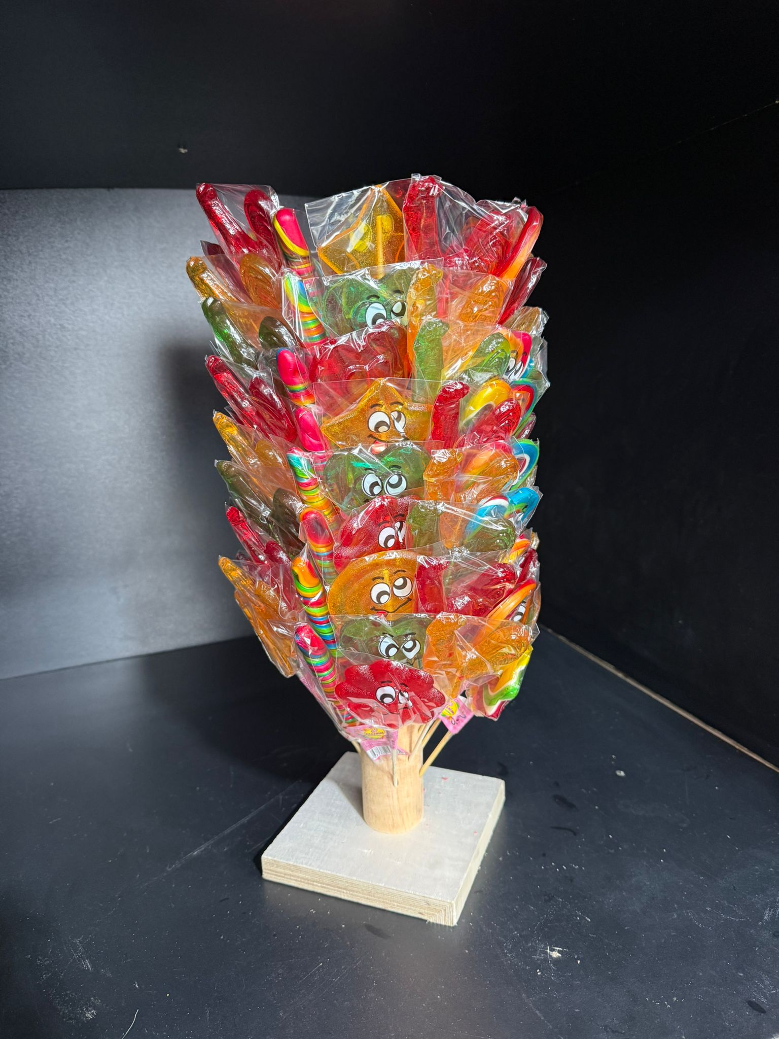 100’lü Paket Karışık Figürlü Lolipop Şeker ve Stand Seti – Tanesi 10 tl