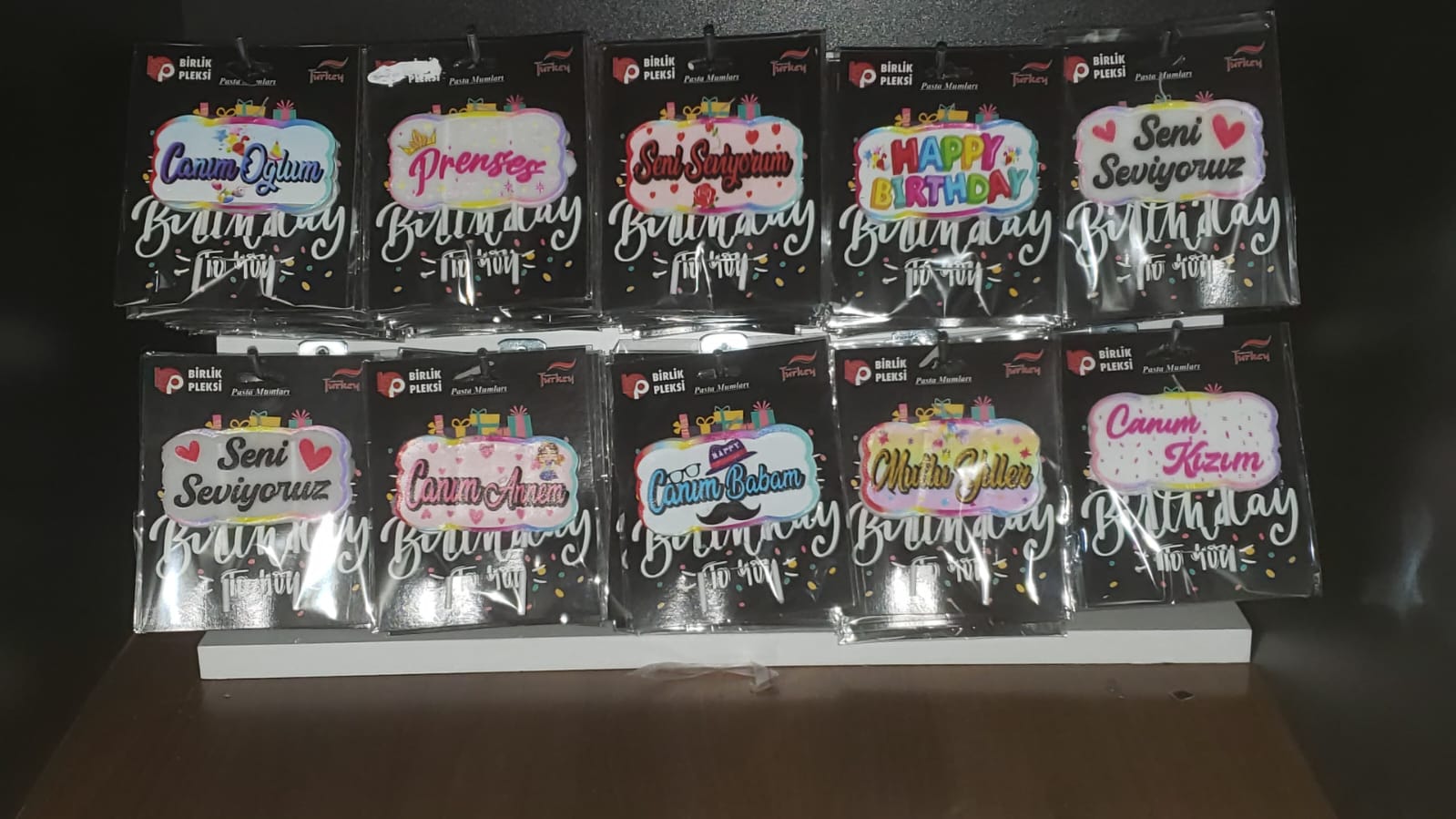 200'lü Standlı Mum Tutan Yazılı Pasta Süsü Seti – Hem Görsel Hem Fonksiyonel!
